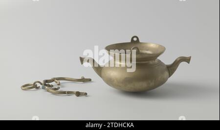 Lavabo, anonym, 1800 - 1900 das Objekt besteht aus folgenden Gussteilen: Dem Kessel, dem Griff, dem Haken, dem Ring. Der Wasserkocher hat eine flache Birnenform, einen runden Hals und eine Kugel nach oben, die sich nach oben weitet. Die zwei mit Durchmesser gegossenen achteckigen Ströme wurden in die verlängerten Ströme des jeweils anderen gelegt. Senkrecht dazu befindet sich die horizontale Oberflächenkante des Kessels von den oberen runden Anbaugeräten. Der Griff biegt sich nach innen und außen und hat oben einen geraden Teil mit einer runden Erweiterung in der Mitte, in der eine Öffnung liegt. Es ist mit Locken verziert, von denen zwei in Vogelköpfen enden. Im Feld t Stockfoto