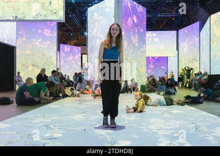 Eine Familie genießt einen Tag in der interaktiven Van Gogh Alive Ausstellung in Brighton's Corn Exchange Stockfoto