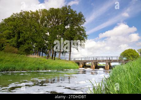 Wehr im Fluss AA in der Nähe von Heeswijk Schloss im niederländischen Dorf Heeswijk-Dinther Stockfoto