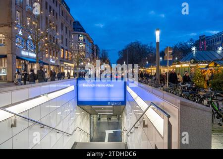 Weihnachtsmarkt, in der Königsallee, Kö, U-Bahnstation Heinrich-Heine-Allee, Weihnachtsbeleuchtung, im Stadtzentrum von Düsseldorf, NRW, Deutschland Stockfoto