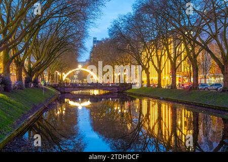 Weihnachtsmarkt, auf der Königsallee, Kö, Stadtgraben Teich, Weihnachtsbeleuchtung, im Stadtzentrum von Düsseldorf, NRW, Deutschland Stockfoto