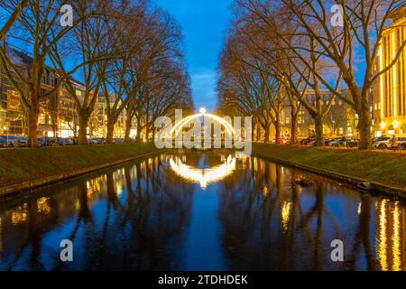 Weihnachtsmarkt, auf der Königsallee, Kö, Stadtgraben Teich, Weihnachtsbeleuchtung, im Stadtzentrum von Düsseldorf, NRW, Deutschland Stockfoto