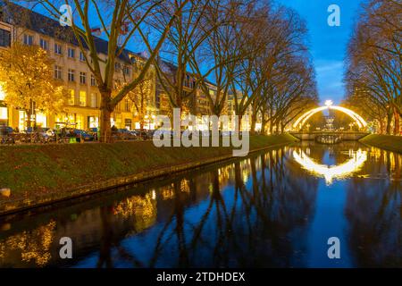 Weihnachtsmarkt, auf der Königsallee, Kö, Stadtgraben Teich, Weihnachtsbeleuchtung, im Stadtzentrum von Düsseldorf, NRW, Deutschland Stockfoto