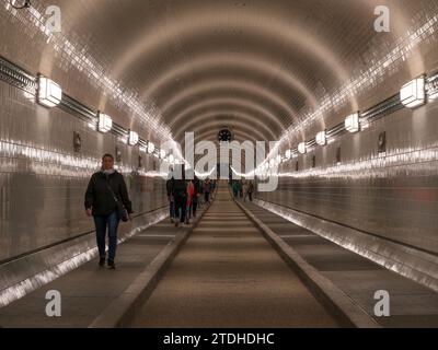 Allgemeine Sicht auf Radfahrer und Fußgänger im Alten Elbtunnel, einem Fußgänger- und Fahrzeugtunnel unter der Elbe in Hamburg. Stockfoto