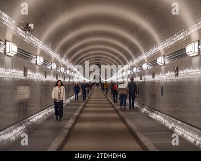 Allgemeine Sicht auf Radfahrer und Fußgänger im Alten Elbtunnel, einem Fußgänger- und Fahrzeugtunnel unter der Elbe in Hamburg. Stockfoto