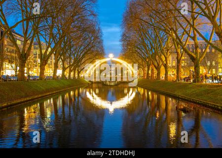 Weihnachtsmarkt, auf der Königsallee, Kö, Stadtgraben Teich, Weihnachtsbeleuchtung, im Stadtzentrum von Düsseldorf, NRW, Deutschland Stockfoto