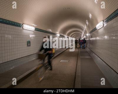 Allgemeine Sicht auf Radfahrer und Fußgänger im Alten Elbtunnel, einem Fußgänger- und Fahrzeugtunnel unter der Elbe in Hamburg. Stockfoto