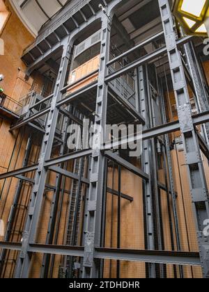 Allgemeine Darstellung des Aufzugs für Fußgänger und Fahrzeuge im Alten Elbtunnel Hamburg. Stockfoto