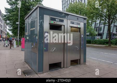 Öffentliche Toiletten im Bürgersteig der Reeperbahn im Spielbudenplatz (St. Pauli) in Hamburg. Stockfoto