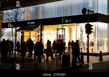 Weihnachtseinkauf auf der Königsallee, Weihnachtsbeleuchtung, Luxusgeschäfte, Dior, im Stadtzentrum von Düsseldorf, NRW, Deutschland Stockfoto