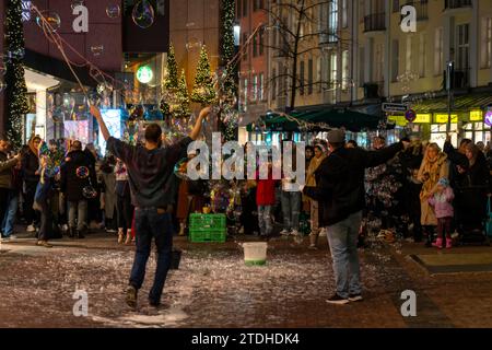 Vorweihnachtszeit, Straßenkünstler, die große Seifenblasen kreieren, in Schadow-Arkaden, im Stadtzentrum von Düsseldorf, NRW, Deutschland, Stockfoto