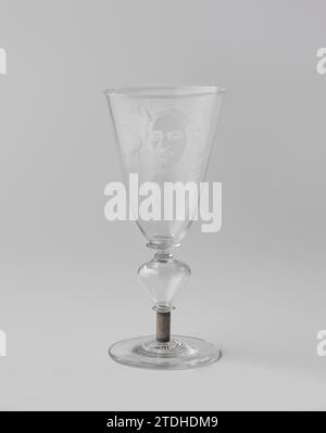 Chalip-Glas mit einem Porträt von Johan de Witt, Anonym, um 1800 - um 1900 flacher neuer Fuß mit umgedrehtem Fuß. Balusförmiger Stamm mit einem Verbindungsstück aus Silber und zwei Scheiben. Konisch, ein Kelch auf der Unterseite abgerundet, auf dem ein Porträt von Johan de Wit graviert ist. Auf der Unterseite die Aufschrift RT.PS J de Wit. Rentner im Rat. Low Country Glas. Connection Stam: Silber (Metall) Glasbläserei Niederlande flacher neuer Fuß mit umgedrehtem Fuß. Balusförmiger Stamm mit einem Verbindungsstück aus Silber und zwei Scheiben. Konisch, ein auf der Unterseite abgerundeter Kelch, auf dem ein Porträt von eingraviert ist Stockfoto