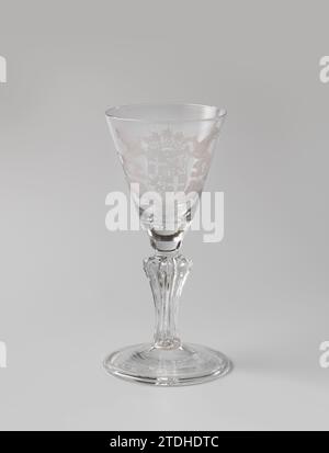 Chalip Glas mit dem Wappen der Provinz Utrecht, Anonym, um 1725 - um 1750 Chalice Glas aus klarem, farblosem Glas, mit dem Wappen der Provinz Utrecht. Glasbläser: EnglandNordniederländische Glasbläserei Chalice Glas aus klarem, farblosem Glas, mit dem Wappen der Provinz Utrecht. Glasbläser: EnglandNordniederländische Glasbläserei Stockfoto