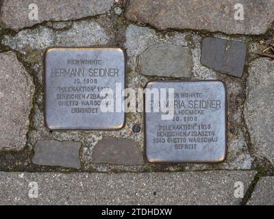 Ein Paar Bronze-Stolpersteine in Hamburg. Stockfoto