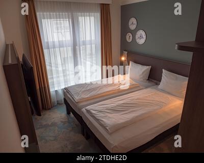 Allgemeiner Blick auf ein Doppelzimmer (mit 2 Einzelbetten) im Ibis Styles Kiel in Kiel, Deutschland. Stockfoto