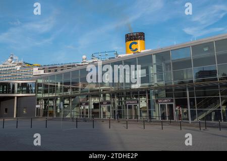 Das Kreuzfahrtterminal Ostseekai in Kiel, Deutschland mit dem Kreuzfahrtschiff Costa Firenze im Hafen. Stockfoto