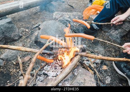 Leckere Hotdogs, die draußen am offenen Feuer im Sommer gekocht wurden Stockfoto