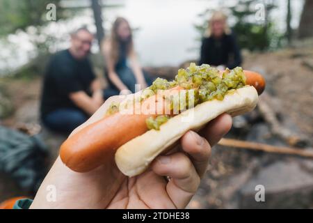 Leckere Hotdogs, die draußen am offenen Feuer im Sommer gekocht wurden Stockfoto