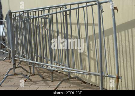 Stahlbarrieren. Zaungitter. Graue Stahlbarriere. Hindernis Für Menschenmenge. Stockfoto