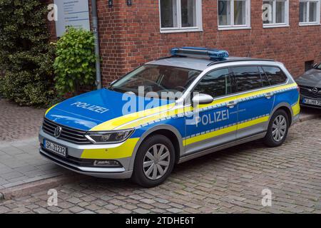 Ein Streifenwagen der deutschen Polizei parkte in Kiel. Stockfoto