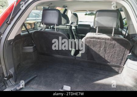 Fotos eines großen Geländewagens Volvo XC90, der auf einer britischen Vorstadteinfahrt geparkt ist Stockfoto