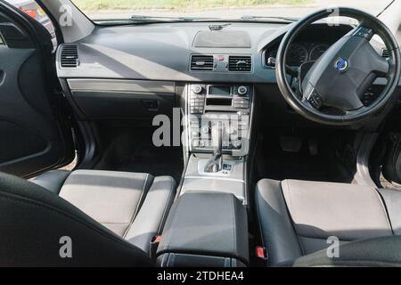 Fotos eines großen Geländewagens Volvo XC90, der auf einer britischen Vorstadteinfahrt geparkt ist Stockfoto