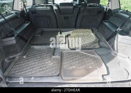 Fotos eines großen Geländewagens Volvo XC90, der auf einer britischen Vorstadteinfahrt geparkt ist Stockfoto