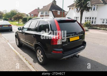 Fotos eines großen Geländewagens Volvo XC90, der auf einer britischen Vorstadteinfahrt geparkt ist Stockfoto