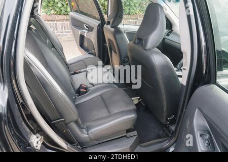 Fotos eines großen Geländewagens Volvo XC90, der auf einer britischen Vorstadteinfahrt geparkt ist Stockfoto