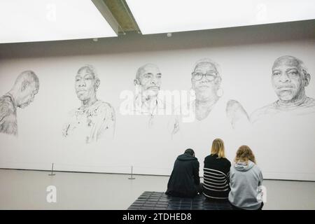 Besuch der Turner Prize-Ausstellung in der Towner Art Gallery in Eastbourne Sussex Stockfoto