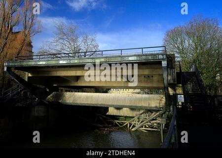 Pulteney Radial Gate Hochwasserschutz, Fluss Avon, Bath nahe Pulteney Bridge. Vom Dezember 2023 Stockfoto