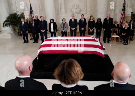 Von links: Chief Justice of the United States John Roberts, Justice Clarence Thomas, Justice Samuel Alito, Justice Sonia Sotomayor Justice Elena Kagan, Justice Neil Gorsuch, Justice Brett Kavanaugh, Justice Amy Coney Barrett, Justice Ketanji Brown Jackson und pensionierter Richter Anthony Kennedy, der mit Fahnen überzogene Sarg des pensionierten Richters des Obersten Gerichtshofs Sandra Day O'Connor kommt am Montag, 18. Dezember 2023, am Obersten Gerichtshof in Washington an. O’Connor, eine Eingeborene aus Arizona und die erste Frau, die am höchsten Gericht des Landes diente, starb am 1. Dezember im Alter von 93 Jahren. (Foto: Jacquelyn Martin/Pool/SIPA USA) Stockfoto