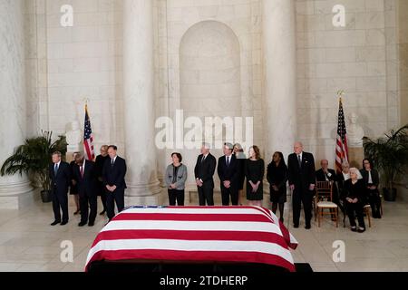 Von links: Chief Justice of the United States John Roberts, Justice Clarence Thomas, Justice Samuel Alito, Justice Elena Kagan, Justice Neil Gorsuch, Richter Brett Kavanaugh, Richter Amy Coney Barrett, Richter Ketanji Brown Jackson und der pensionierte Richter Anthony Kennedy, stehen vor der Fahnenverkleidung des pensionierten Obersten Gerichtshofs, Richter Sandra Day O'Connor, als Richterin Sonia Sotomayor während eines Privatdienstes in der Großen Halle des Obersten Gerichtshofs in Washington spricht. Dezember 2023. O’Connor, eine Eingeborene aus Arizona und die erste Frau, die am höchsten Gericht des Landes diente, starb am 1. Dezember im Alter von 93 Jahren Stockfoto