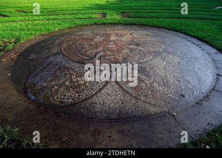 Zentrales Mosaikrondel im Beazer Garden Maze, Bath. Dezember 2023 Stockfoto