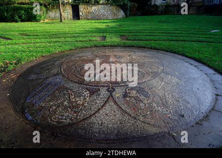 Zentrales Mosaikrondel im Beazer Garden Maze, Bath. Dezember 2023 Stockfoto