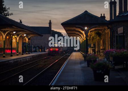 Northern Rail Class 170 TurboStar Zug, Abfahrt vom Bahnhof Knaresborough in der Abenddämmerung, Yorkshire, Großbritannien Stockfoto