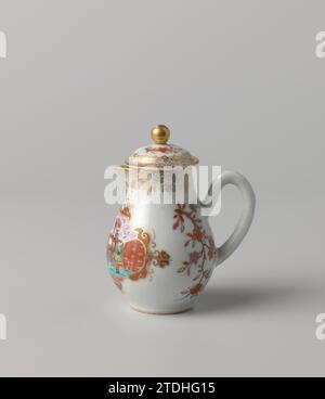 Birnenförmige Milchkännchen mit Europäern in einer Landschaft und zwei Blumensprays, anonym, ca. 1775 - ca. 1799 Birnenförmige Milch kann Porzellandeckel sein, auf der Glasur in blau, rot, rosa, grün, gelb, schwarz und Gold. Mit einem Reifen mit Ranken und zwei Blumenzweigen bemalt. Europäische Form und Darstellung in E-Mail-Farben. Porzellan. Glasur. Gold (Metall) Malerei / Vergoldung / Malerei Birnenförmige Milch kann Porzellandeckel sein, auf der Glasur in blau, rot, rosa, grün, gelb, schwarz und Gold. Mit einem Reifen mit Ranken und zwei Blumenzweigen bemalt. Europäische Form und Vertretung in EM Stockfoto