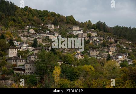 Drohnenlandschaft des traditionellen Dorfes kipoi in Zentral-Zagori, Epirus, in der Region Ioannina, Griechenland Stockfoto