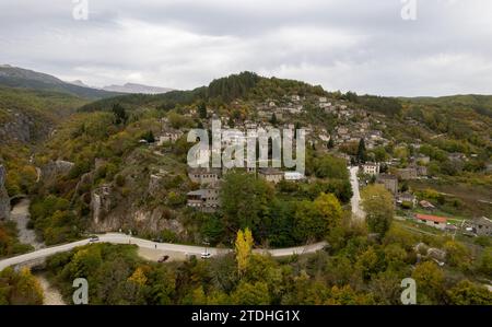 Drohnenlandschaft des traditionellen Dorfes kipoi in Zentral-Zagori, Epirus, in der Region Ioannina, Griechenland Stockfoto