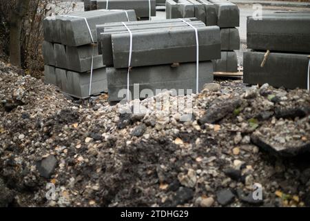 Bordstein bei Straßenreparaturen. Baustelle in der Stadt. Betonblöcke für die Straße. Parkrenovierung Stockfoto