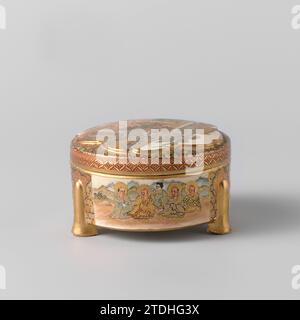 Runder Kasten mit Figuren auf einer Terra oder in einer Landschaft, anonym, ca. 1800 - ca. 1899 runde Kiste aus Steinzeug auf drei kurzen Beinen, auf der Glasur in blau, rot, grün, lila, braun, schwarz und Gold. An der Wand drei Abteile mit: Einer Gruppe Frauen auf einer Terrasse vor einem Pavillon, einer Gruppe Männer auf einer Terrasse vor einem Pavillon, vier Männern und einer Frau, die in einer Landschaft sitzt. Die Beine sind vergoldet und von der Wand nachempfunden; um die Beine ein Fach mit Service. Satsuma. Japanisches Steingut. Glasur. Gold (Metall) Malerei / Vergoldung / Vitrifikation Runde Kiste aus Steinzeug auf drei Stockfoto