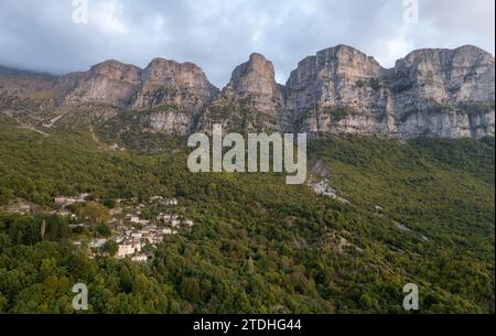 Drohnenlandschaft mikro Papingo Dorf, Zagorochoria Gegend, Epirus, Ioannina Griechenland. Astraka Turm felsige Klippen über dem Dorf bei Sonnenuntergang Stockfoto