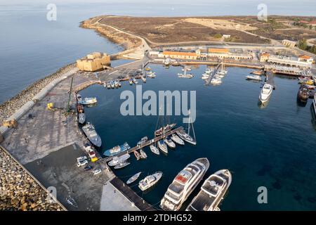 Jacht und Angelhafen mit Drohnenlandschaft. Drohnenansicht von oben. Paphos Hafen und Burg, Zypern Stockfoto