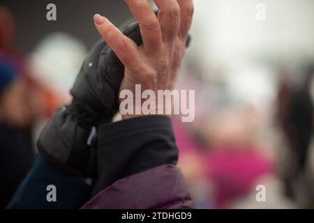 Hand von Großmutter und Enkel. Die Hände der Menschen. Warme Gefühle. Winterspiel im Detail. Stockfoto