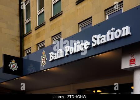 Schild der Bath Police Station, Bath, England. Dezember 2023 Stockfoto