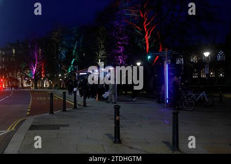 Bushaltestelle zu Weihnachten, mit weihnachtlich beleuchteten Bäumen, in der Nähe von College Green, Bristol. Dezember 2023 Stockfoto