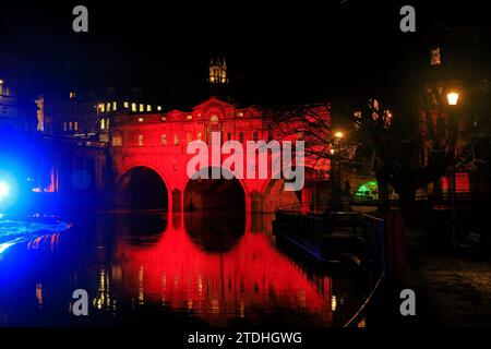 Pulteney Bridge, Bad mit farbenfrohen, lebhaften Weihnachtsbeleuchtung bei Nacht Stockfoto