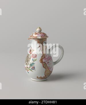 Birnenförmige Milchkanne mit einem gekrönten, unleserlichen Monogramm, umgeben von zwei Blumensprays, anonym, ca. 1750 - ca. 1774 Birnenförmige Milchdose aus Porzellan mit C-förmigem Ohr und dreieckigem Auslauf, auf der Glasur in blau, rot, rosa, grün, gelb gemalt, schwarz und Gold. Auf dem Bauch ein gekröntes, unleserliches Monogramm, umgeben von zwei Blütenzweigen; um das Ohr eine Kartusche mit Flusslandschaft; für die Kartusche Blume Reihen sich vier Medaillons mit Pflanzen. Europäische Leistung in E-Mail-Farben. Porzellan. Glasur. Gold (Metall) Malerei / Vergoldung / Vitrifikation Birnenförmige Milchdose aus Porzellan Stockfoto