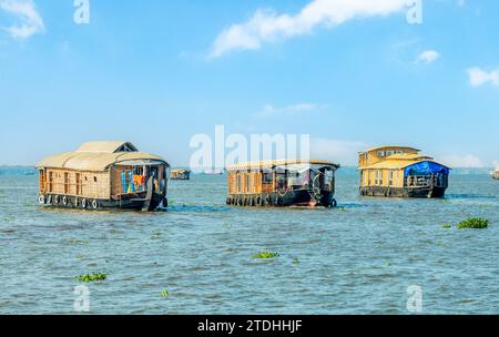 Indische traditionelle schwimmende Hausboote Häuser auf dem Pamba River Backwaters, Alappuzha, Kerala, Südindien Stockfoto