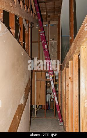 Vor dem Bild während des Umbaus eines Dachgeschosses in einem Wohnhaus. Stockfoto